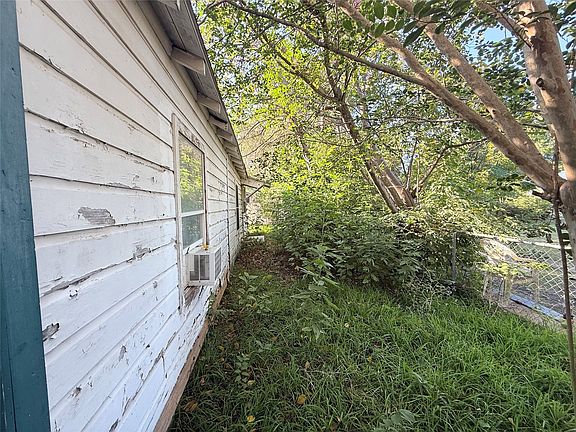 3rd image of 1307 Forest Ln