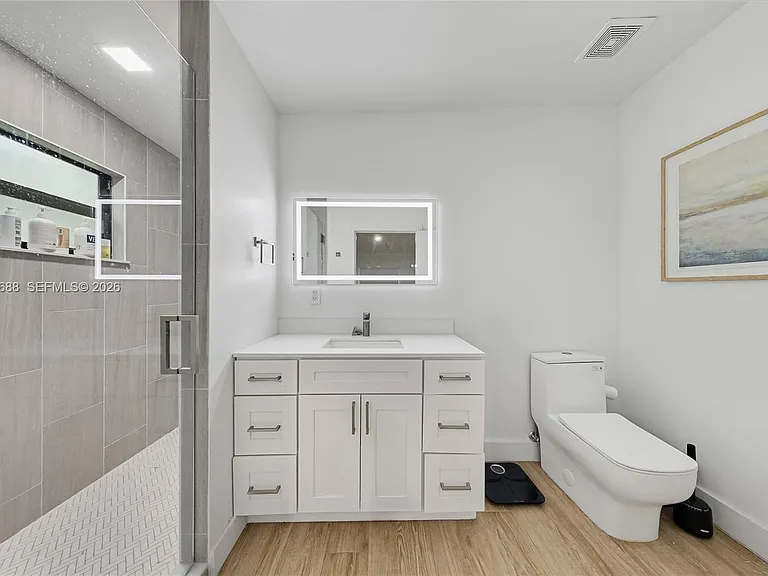 180 SW 38th Ct — Photo 12