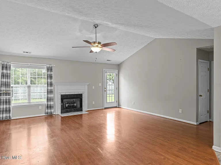 300 Foxhall Rd — Photo 32