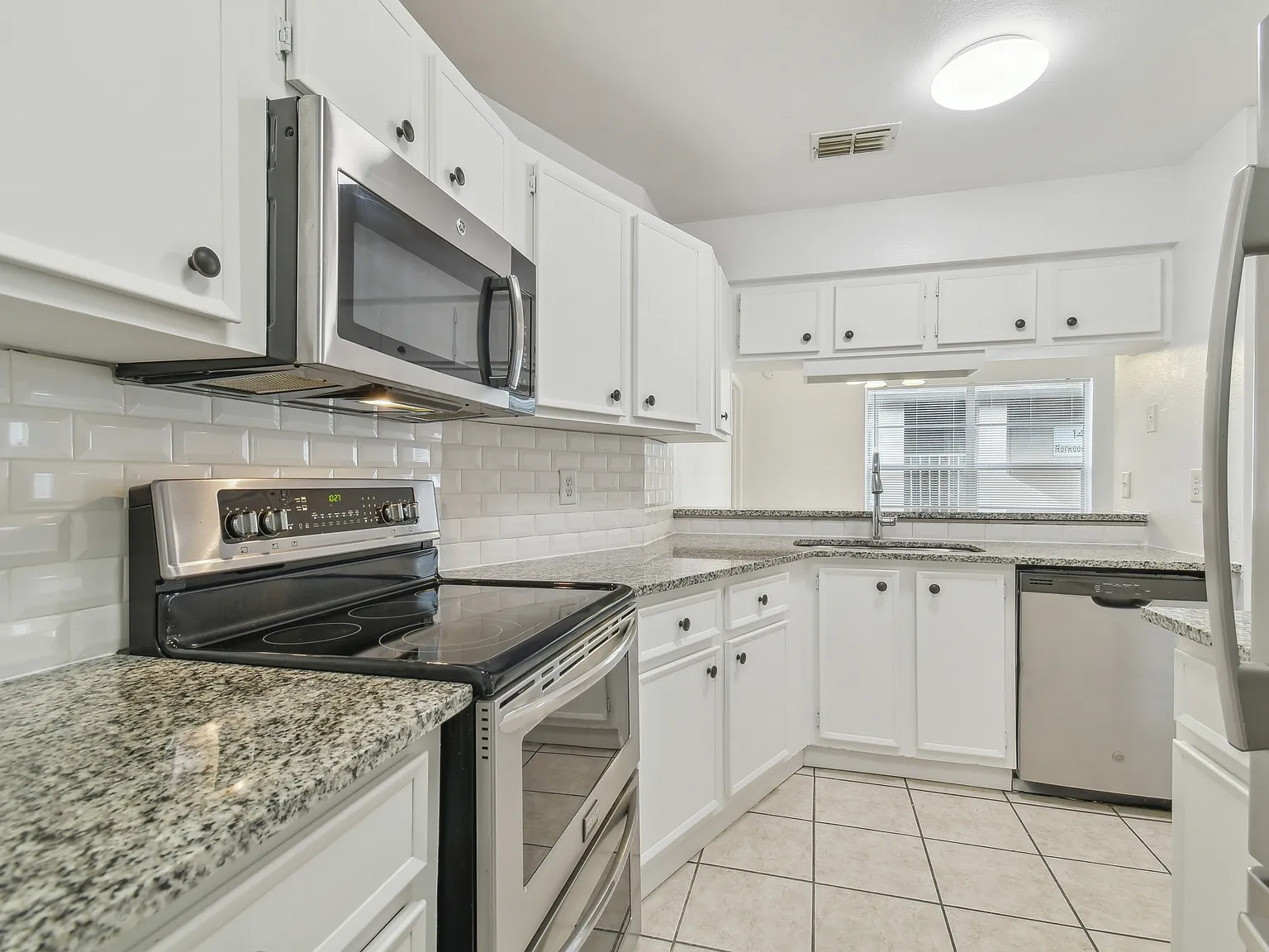 2 bed, 912 sqft, $1,600 — Photo 1