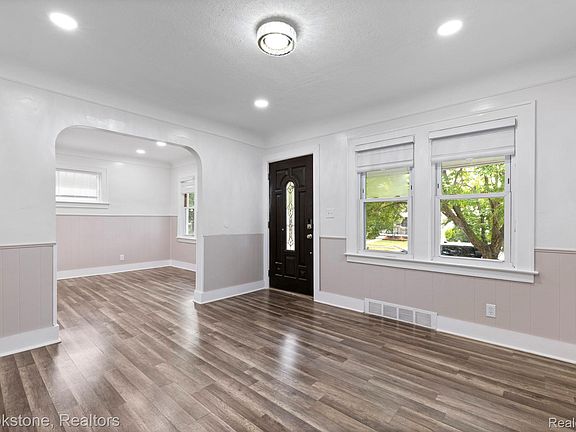4th image of 4760 Curtis St