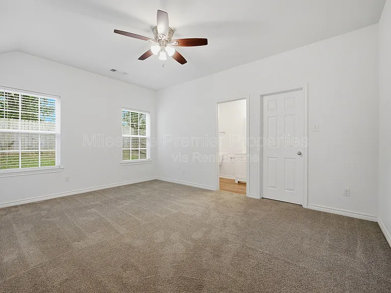 422 E Elm St — Photo 11