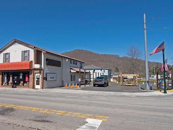 3rd image of 449 Main St