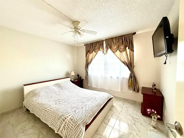 9440 SW 8th St #308 — Photo 19