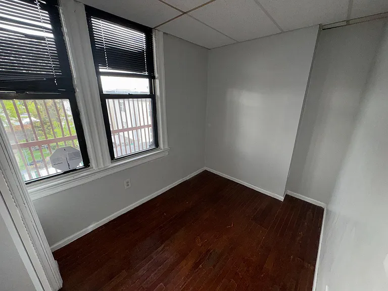 84 2nd St #5 — Photo 7