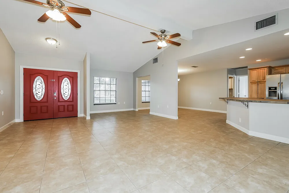 3 bed, 2.0 bath, 1812 sqft, $3,720 — Photo 4