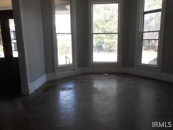 5th image of 813 SE Riverside Dr