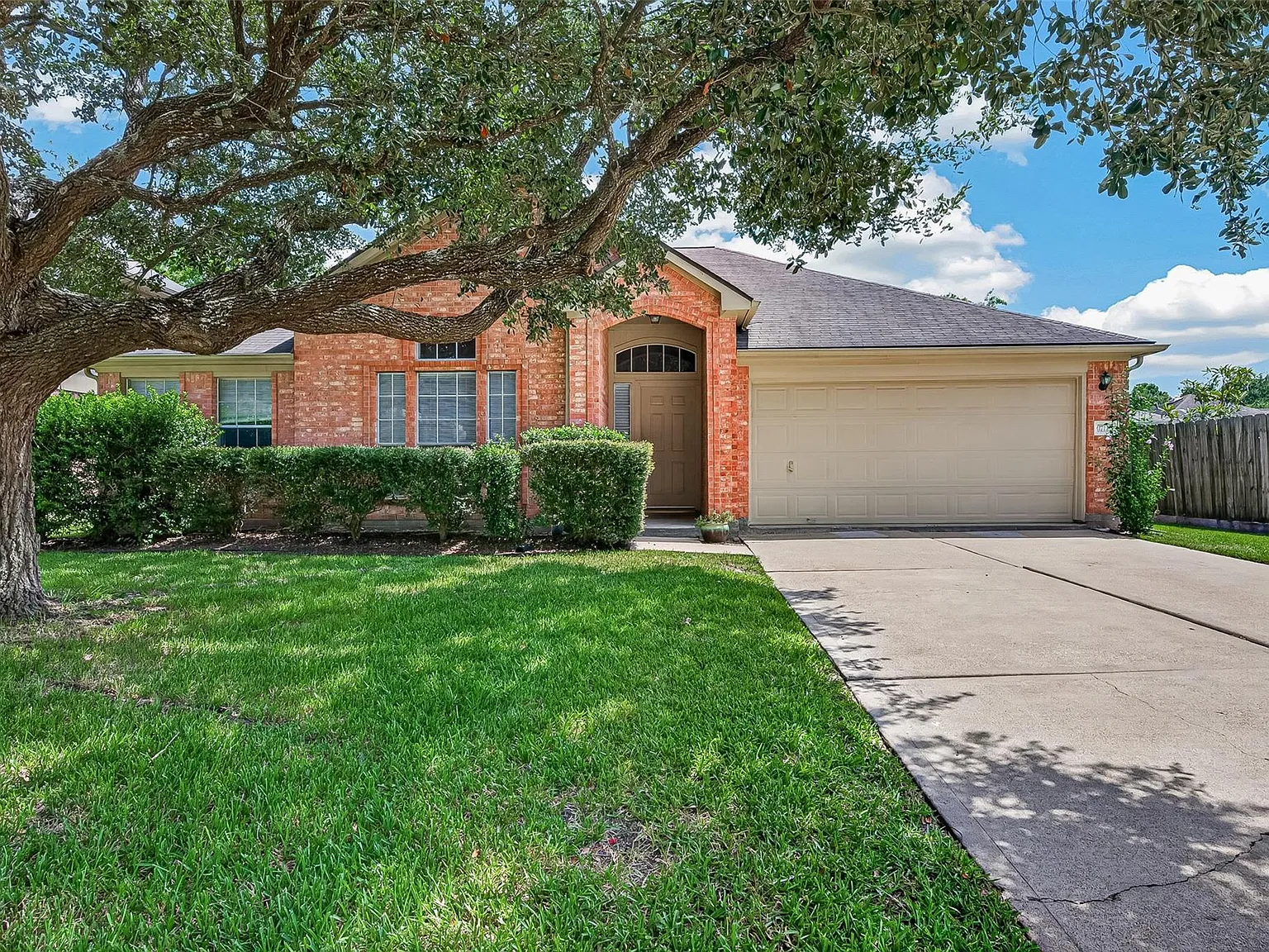 4 bed, 2.0 bath, 1918 sqft, $2,160 — Photo 2