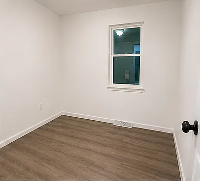S James St — Photo 7