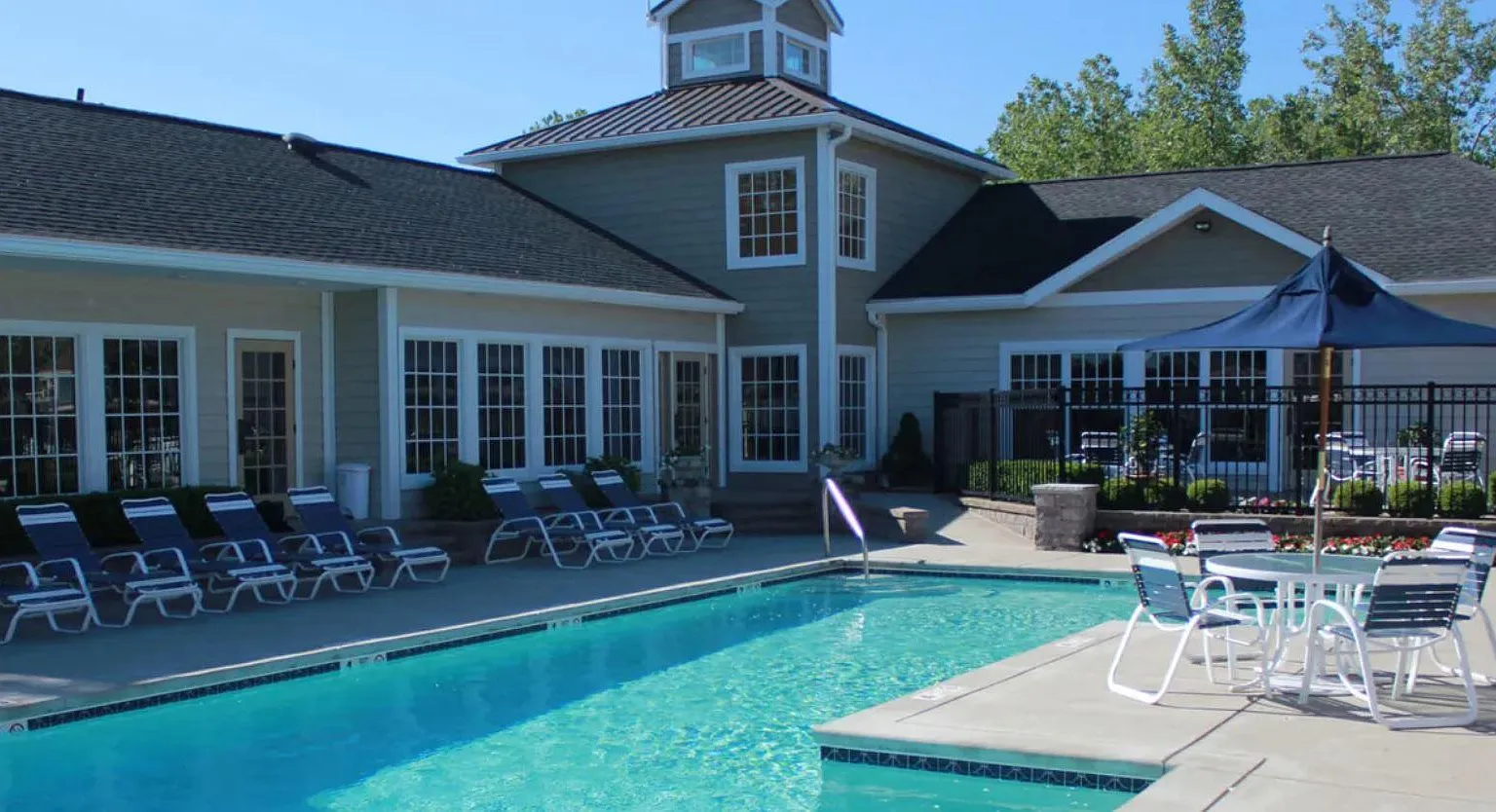 Country Club Manor — Photo 1