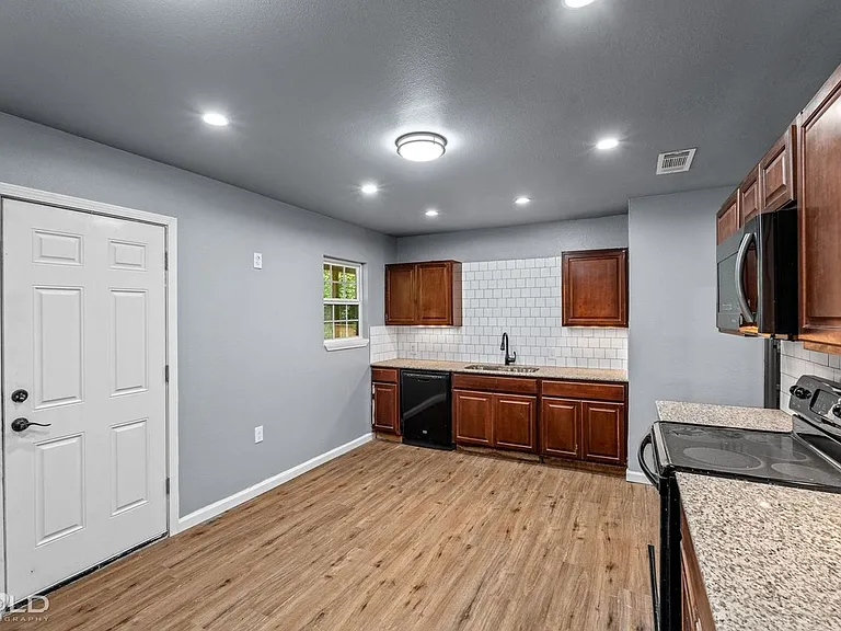 9419 Normandie Dr — Photo 14