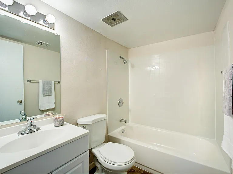 Howe — Photo 8