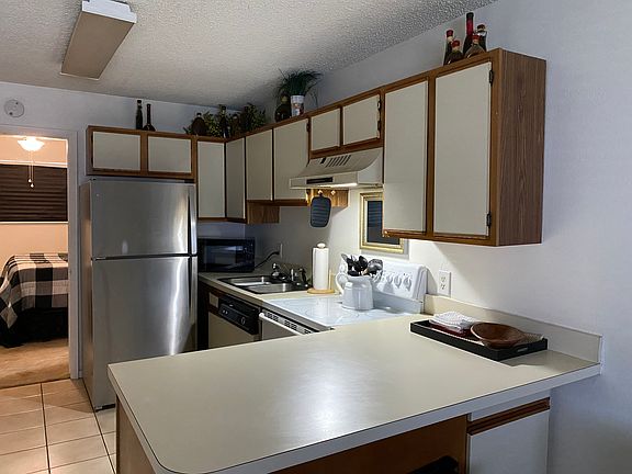 Full kitchen with all the amenities