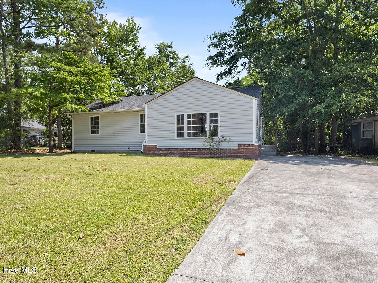 3 bed, 1.5 bath, 1264 sqft, $1,500 — Photo 2