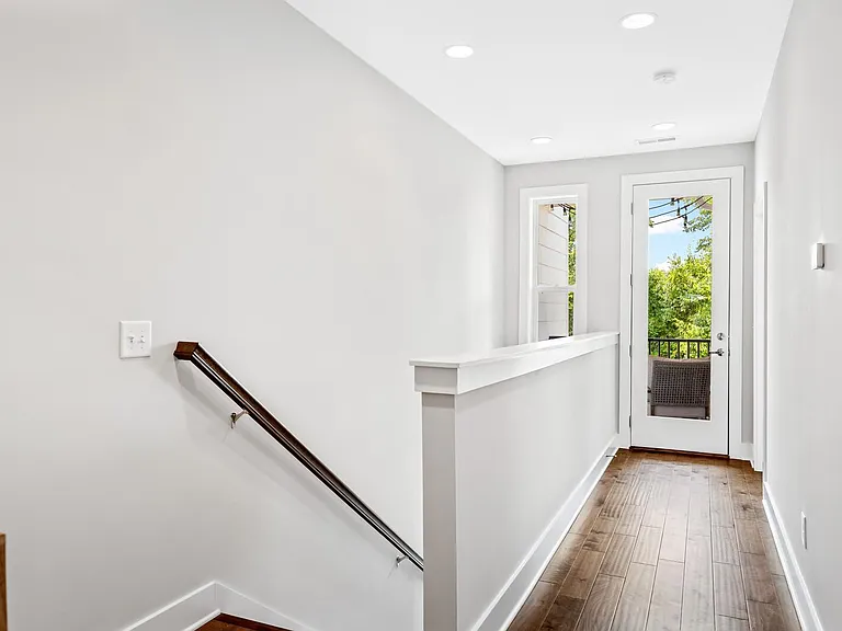 527 Vernon Cir — Photo 15