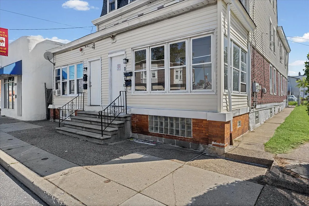 204 North Broadway - Unit B — Photo 2