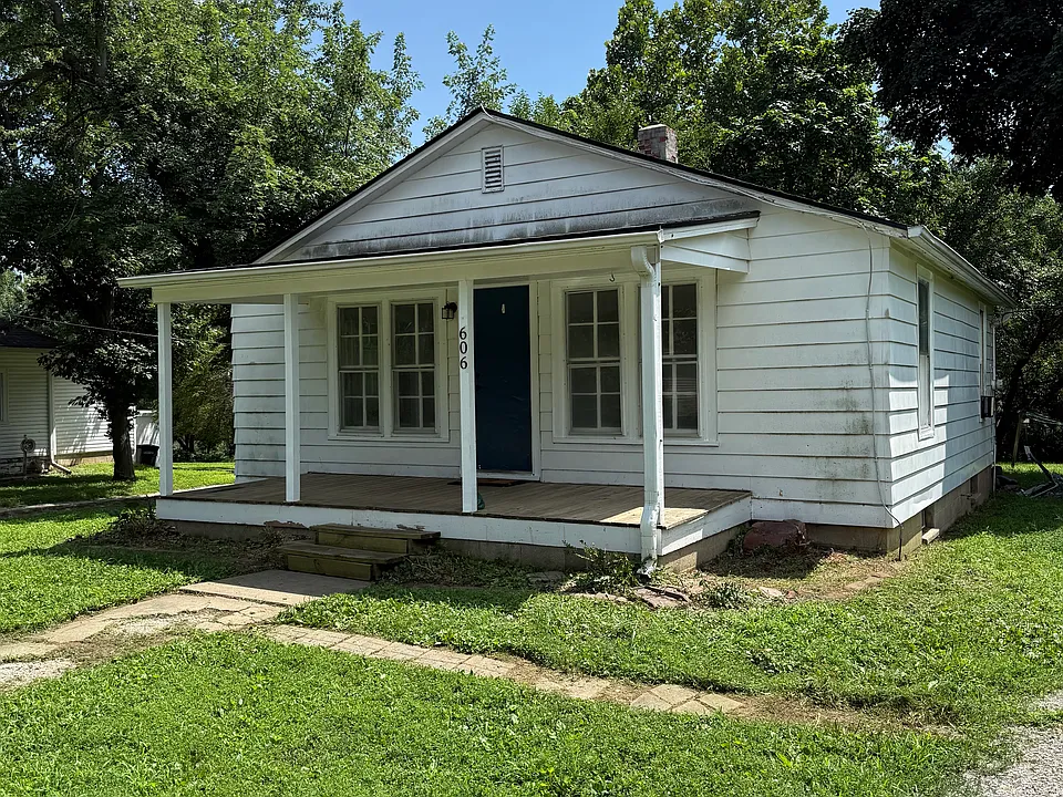 606 Maple St