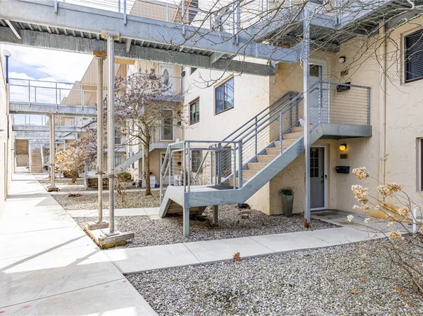 118 Bay Village Dr, Rochester, NY 14609