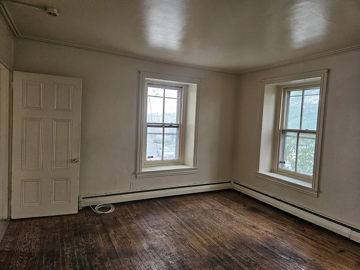 Living room - 190 W Maplewood Ave #2