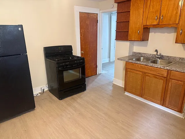 115 W Commercial St — Photo 11
