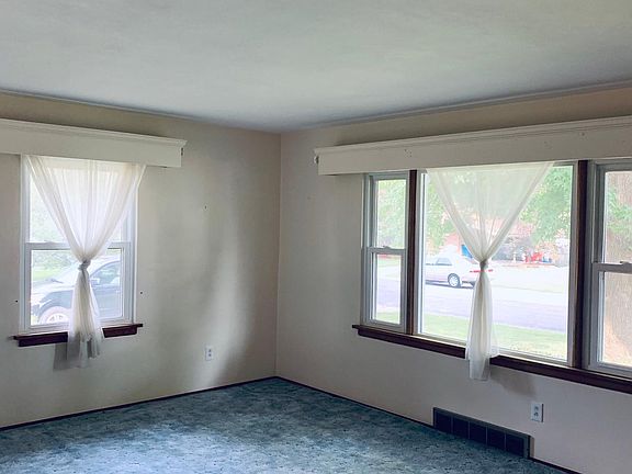 5th image of 613 Montclaire Ave