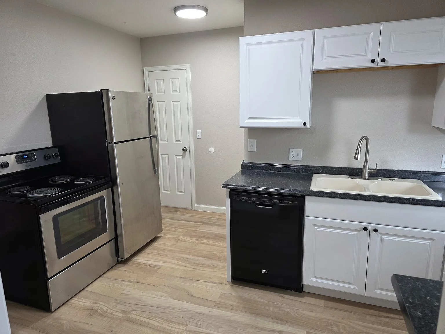 2 bed, 1327 sqft, $2,795 — Photo 3