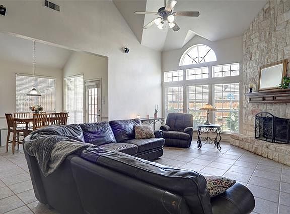 4th image of 1378 Plum Valley Dr