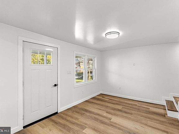 5th image of 307 Lincoln Way W
