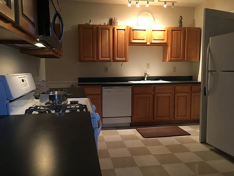 1144 Memorial Ave — Photo 10