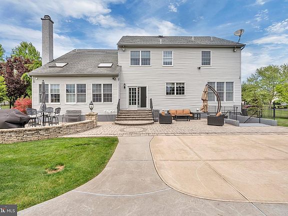 3rd image of 7 Wright Dr