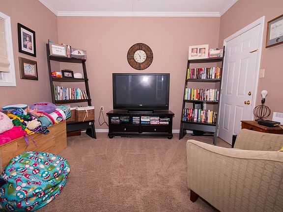 2nd image of 145 Creekshire Cres