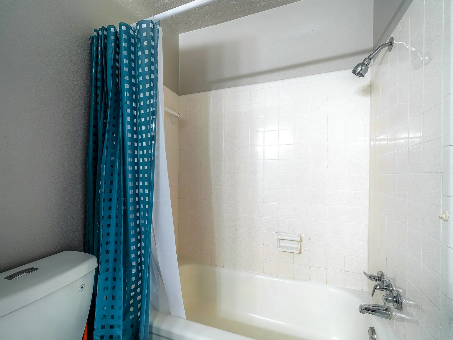 4 bed, 2.0 bath, 1518 sqft, $728 — Photo 2