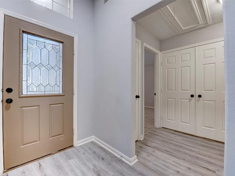 9026 Eaglecove Dr — Photo 2
