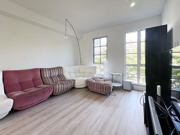 4th image of 548 Foster Ave #105