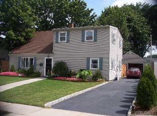 5 Hemlock Ln, Levittown, NY 11756
