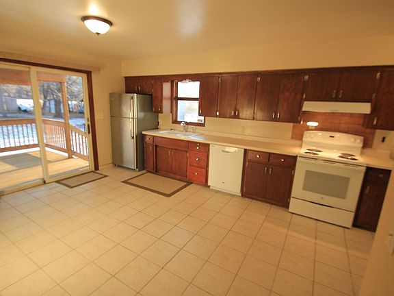 3rd image of 790 Heinel Dr