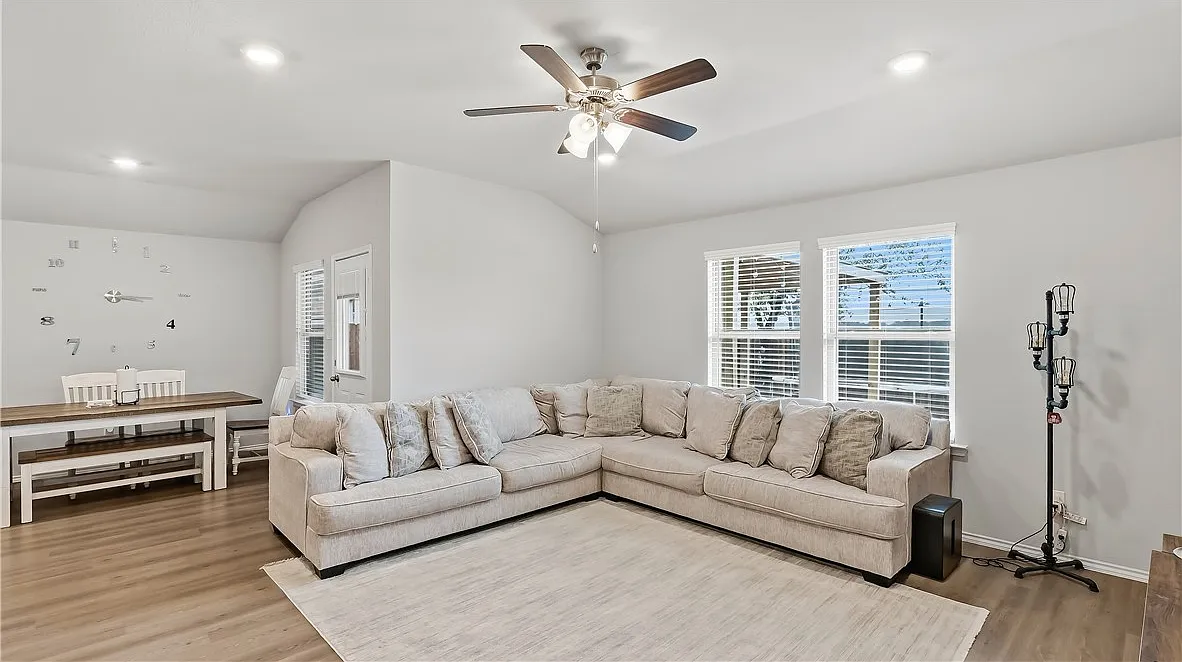 4 bed, 1840 sqft, $2,300 — Photo 2