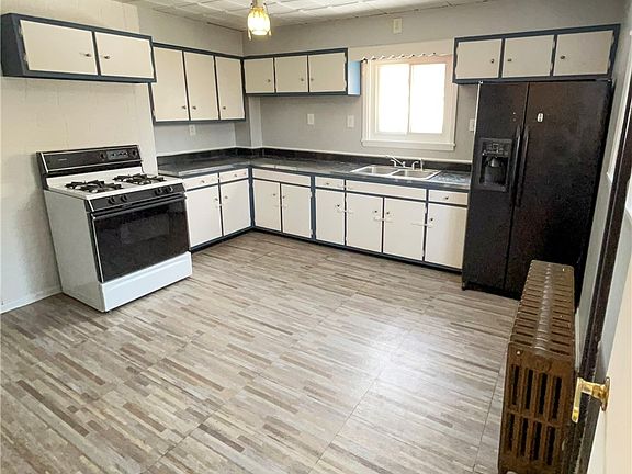 5th image of 1360 Center St