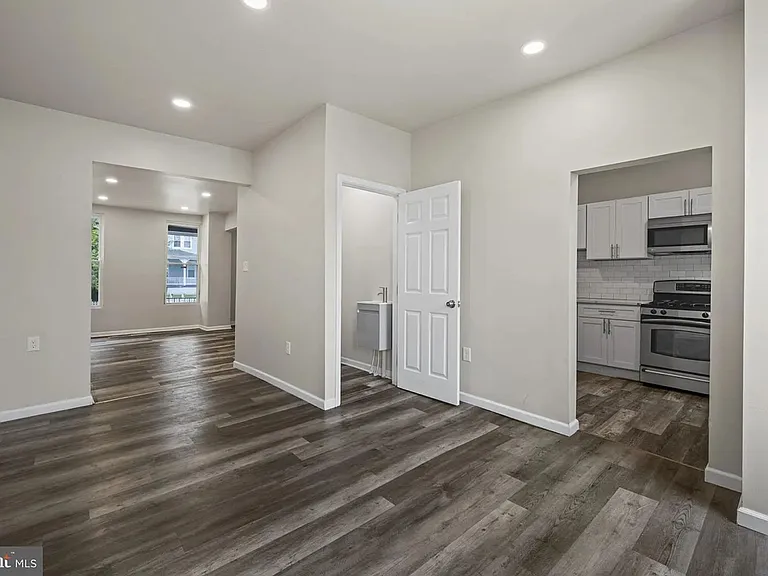 3030 Windsor Ave — Photo 4