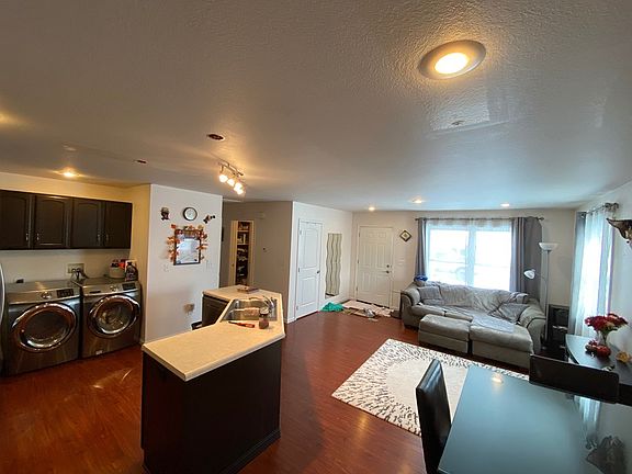 4th image of 915 W George St