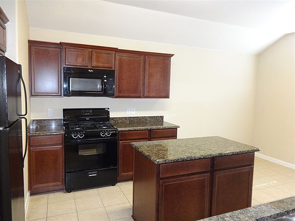 5th image of 425 Shady Shore Ln