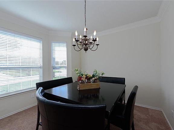 4th image of 710 Seguin Ln
