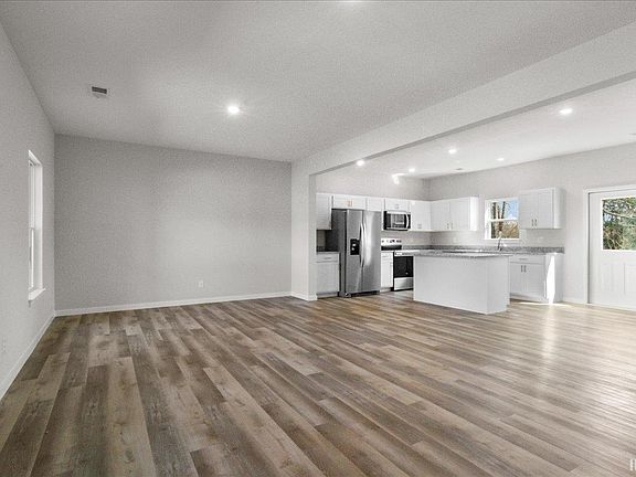 3rd image of 5670 Hillside Trl