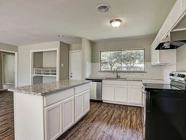 1803 Jones St — Photo 3