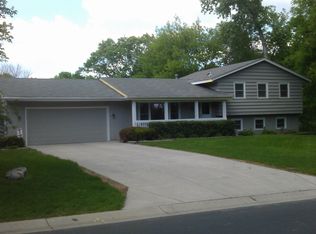 16350 N Hillcrest Ct, Eden Prairie, MN 55346