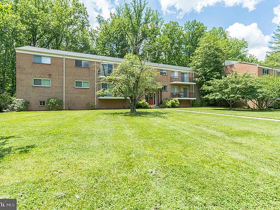 2nd image of 10607 Weymouth St W #202