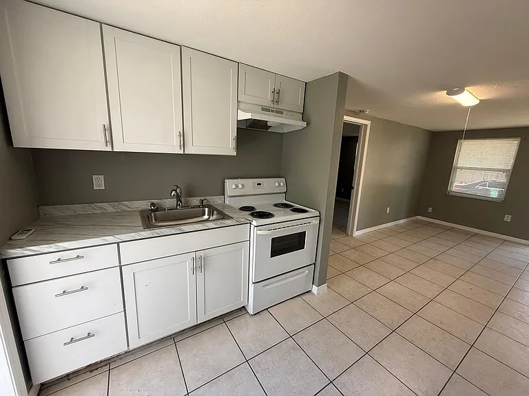 1718 S Washington Ave — Photo 1
