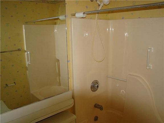 3rd image of 18 Lake Vista Trl APT 103
