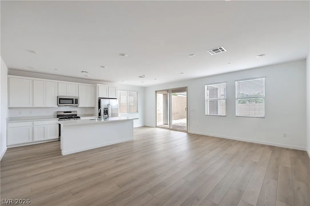 4 bed, 4.0 bath, 2405 sqft, $3,200 — Photo 4