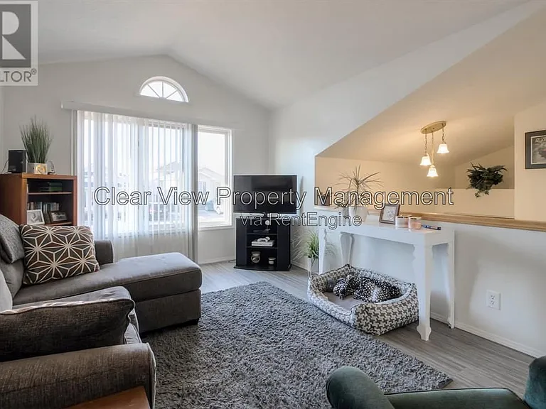 15 Assiniboia Way W #UPPER LEVEL — Photo 3